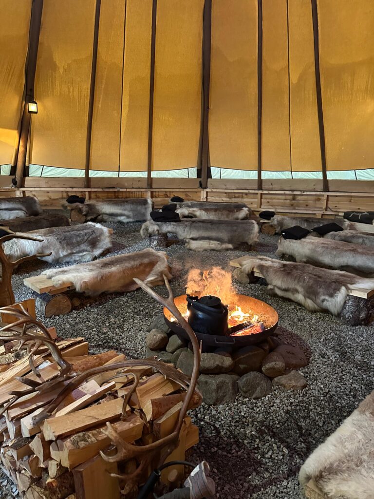 Lavvu - adăpost specific poporului Sami la o fermă de reni de lângă Tromso, Norvegia