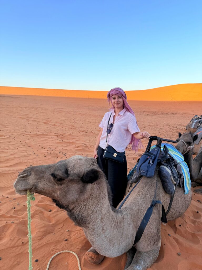 Transfer cu cămila în Deșertul Sahara, Maroc