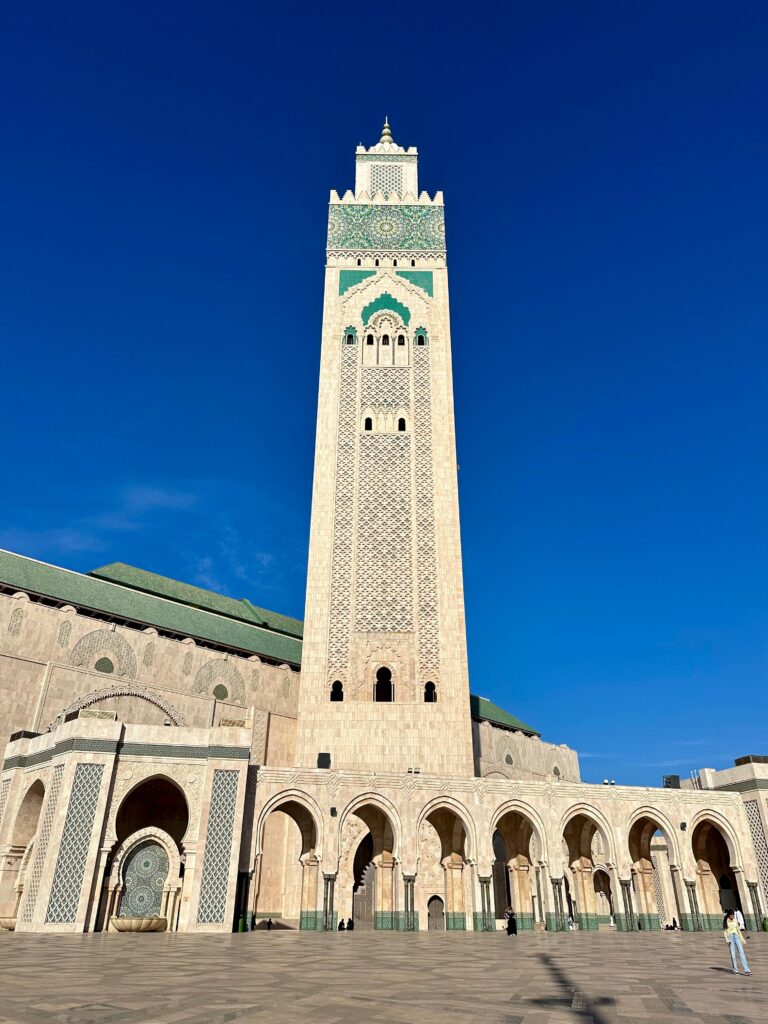 Hassan II Mosque – moscheea emblematică din Casablanca, Maroc, singura moschee din Maroc care poate fi vizitată la interior