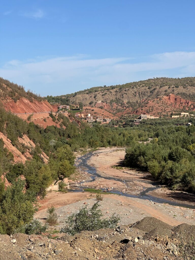 Ourika Valley – vale pitorească din Munții Atlas, Maroc, cunoscută pentru peisajele verzi și satele tradiționale berbere.