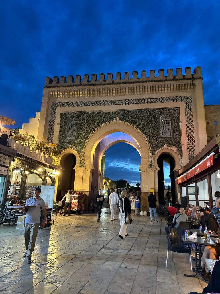 Bab Boujloud – poarta albastră emblematică din Fes, Maroc