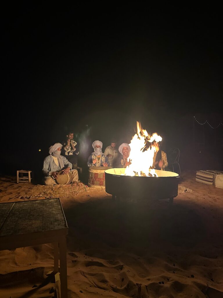 Spectacol berber în Deșertul Sahara noaptea