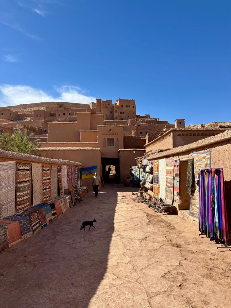 Tarabe cu suveniruri în satul Ait Ben Haddou, Maroc
