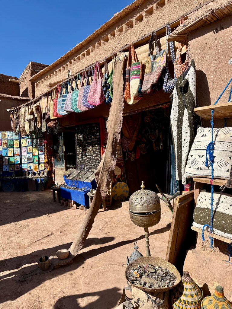 Tarabe cu suveniruri în satul Ait Ben Haddou, Maroc
