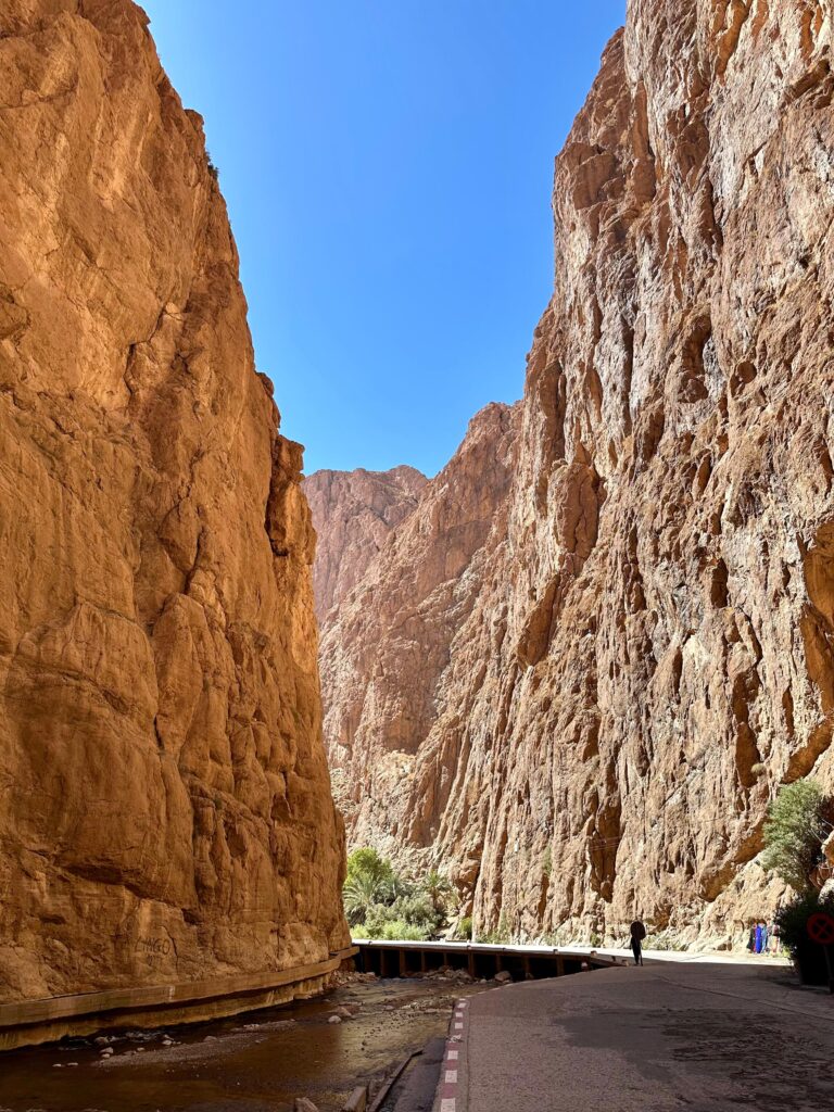 Todra Gorge din Munții Atlas, Maroc – canion cu pereți înalți de stâncă roșie.