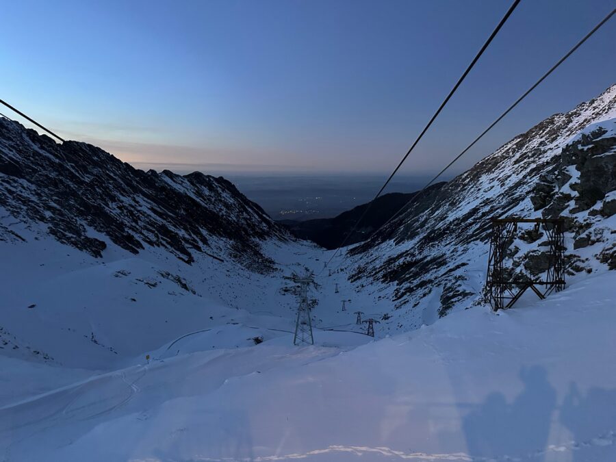 Transfăgărășan iarna, cu serpentine acoperite de zăpadă și peisaj montan spectaculos în Munții Făgăraș.