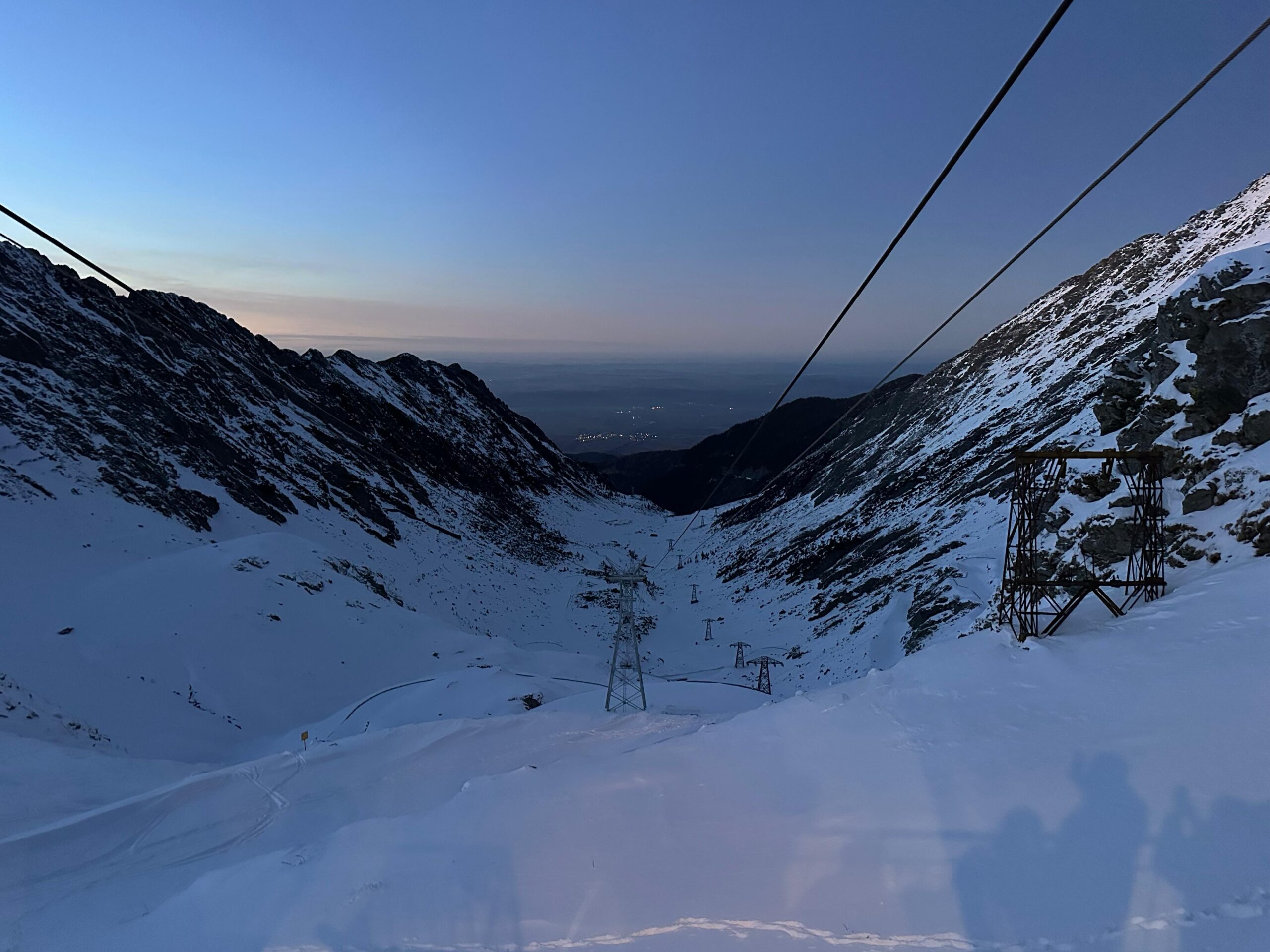 Transfăgărășan iarna, cu serpentine acoperite de zăpadă și peisaj montan spectaculos în Munții Făgăraș.