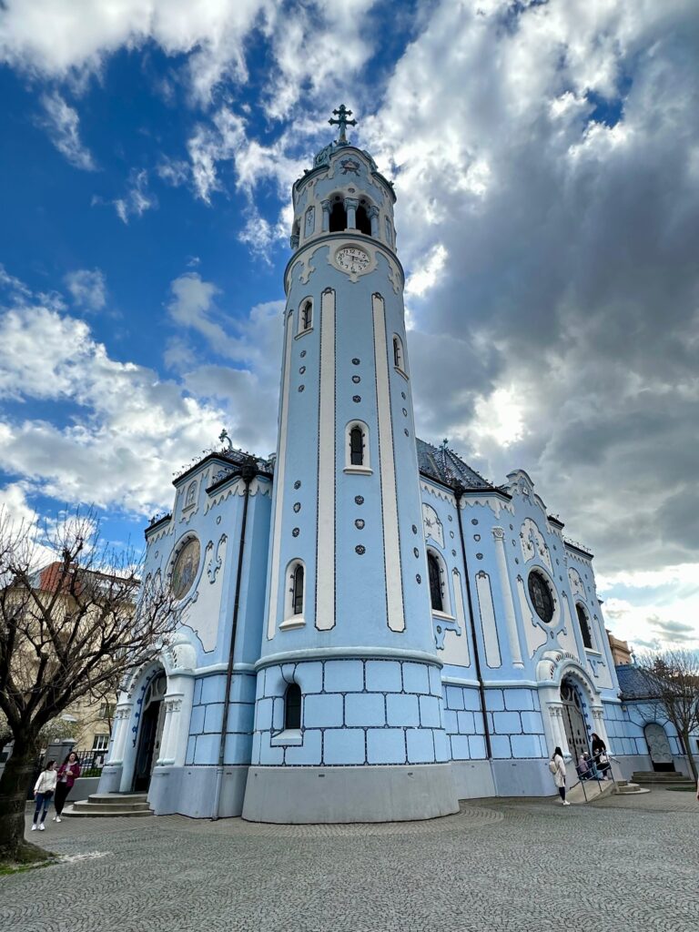Biserica Albastră din Bratislava, cunoscută pentru arhitectura sa unică Art Nouveau