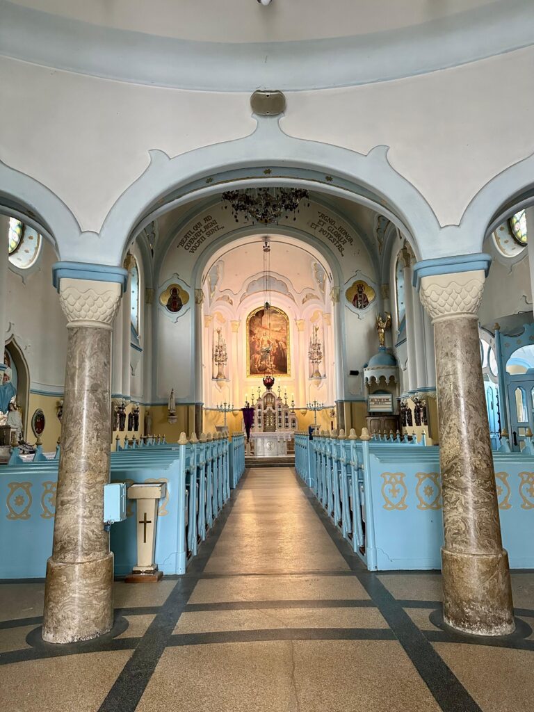 Interiorul Bisericii Albastre din Bratislava
