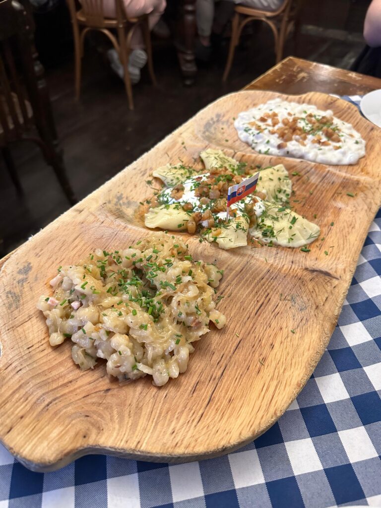 Dumplings tradiționali slovaci serviți la Slovak Pub din Bratislava