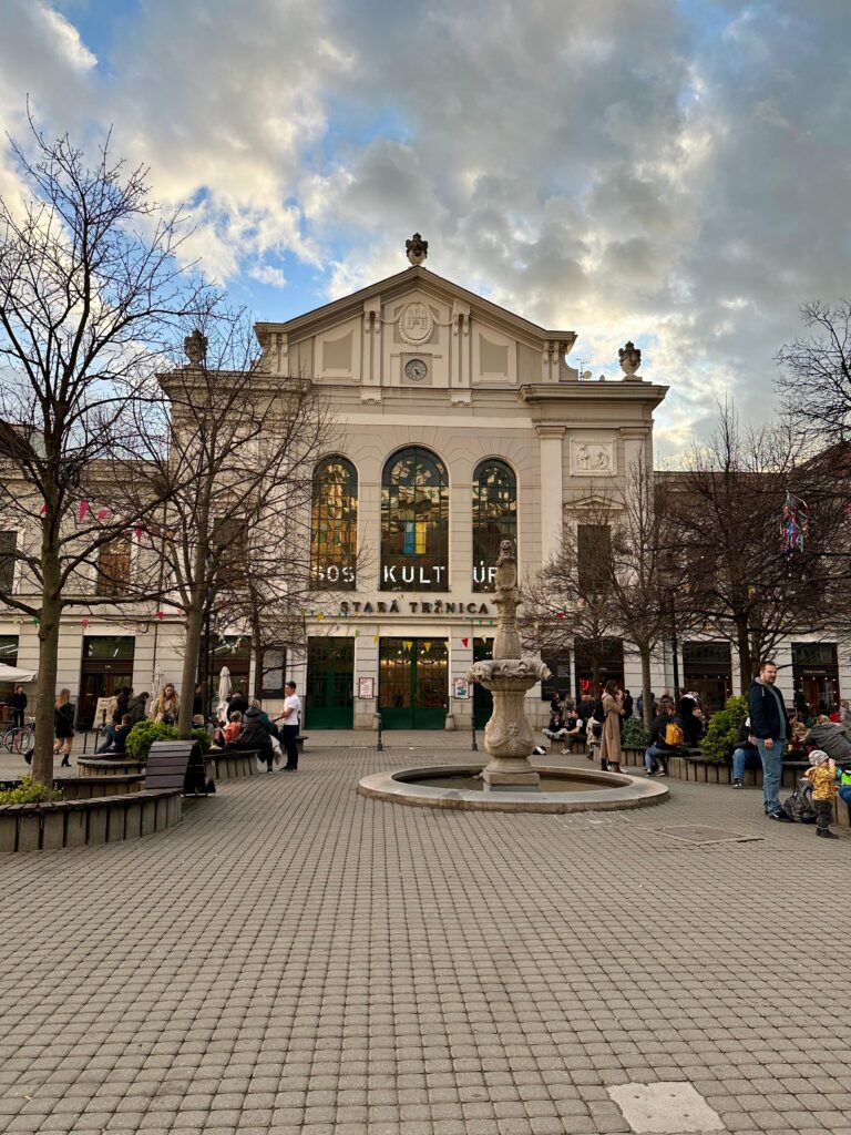 Stará Tržnica, piața acoperită iconică din Bratislava, unde se găsesc produse locale