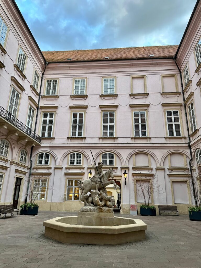 Palatul Primatului, unul dintre cele mai importante edificii istorice ale orașului