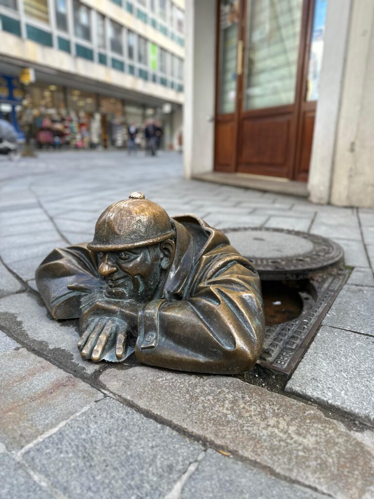 Statuia Čumil, o atracție turistică populară din Bratislava