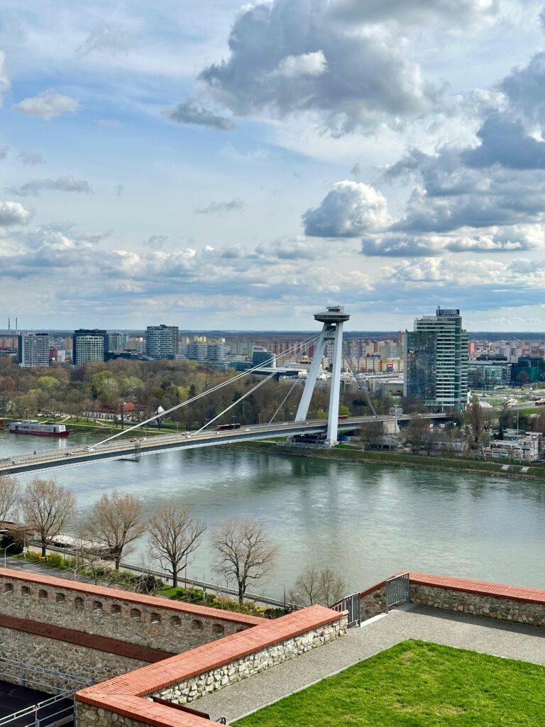 Turnul UFO văzut de la Castelul Bratislava este un obiectiv inedit în Slovacia