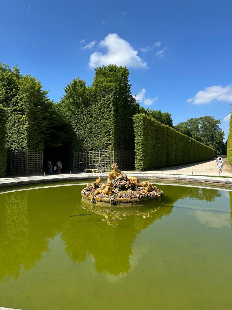 Grădinile Versailles, peisaj baroc simetric cu fântâni și alei elegante, atracție turistică în Paris