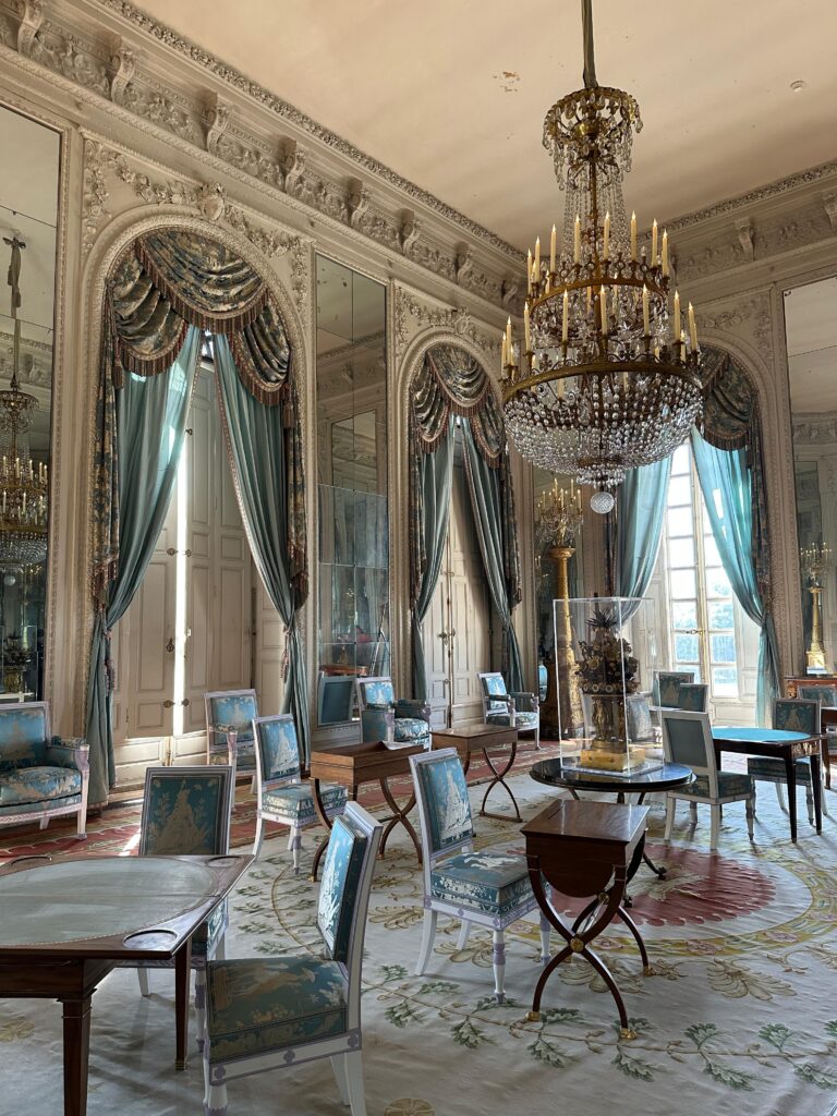 Marele Trianon Versailles, palat din marmură roz cu grădini elegante în Franța