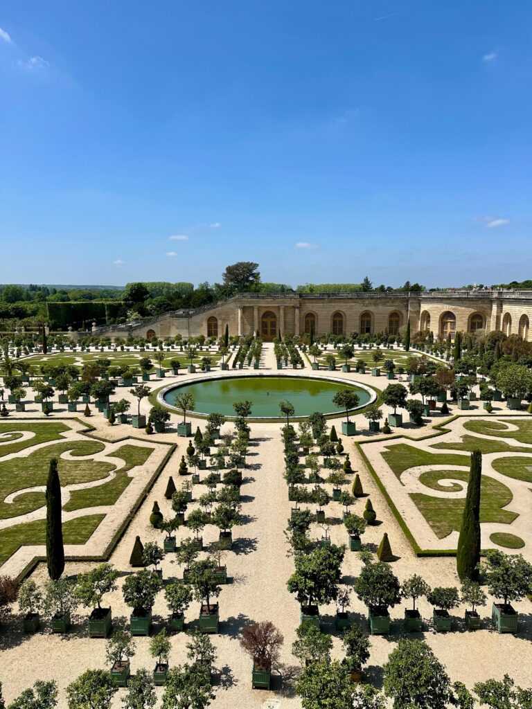 Orangeria Palatului Versailles, grădini simetrice cu portocali și arhitectură clasică, atracție turistică Franța
