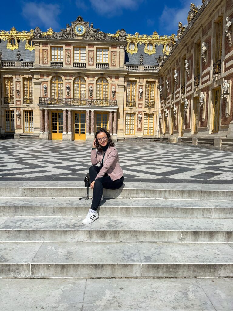 Treptele Palatului Versailles, cu decor auriu în spate.