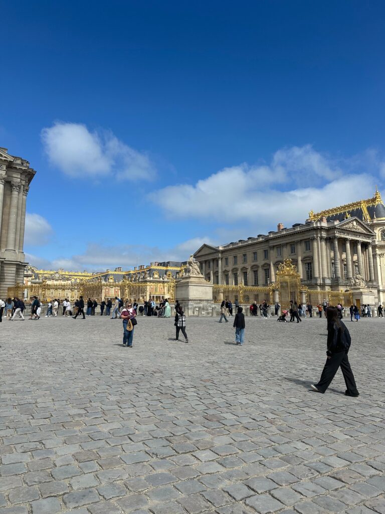 Intrarea la Palatul Versailles