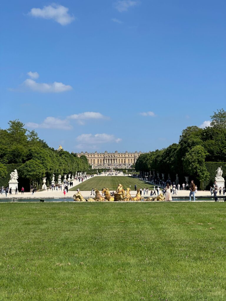Palatul Versailles văzut din grădini.