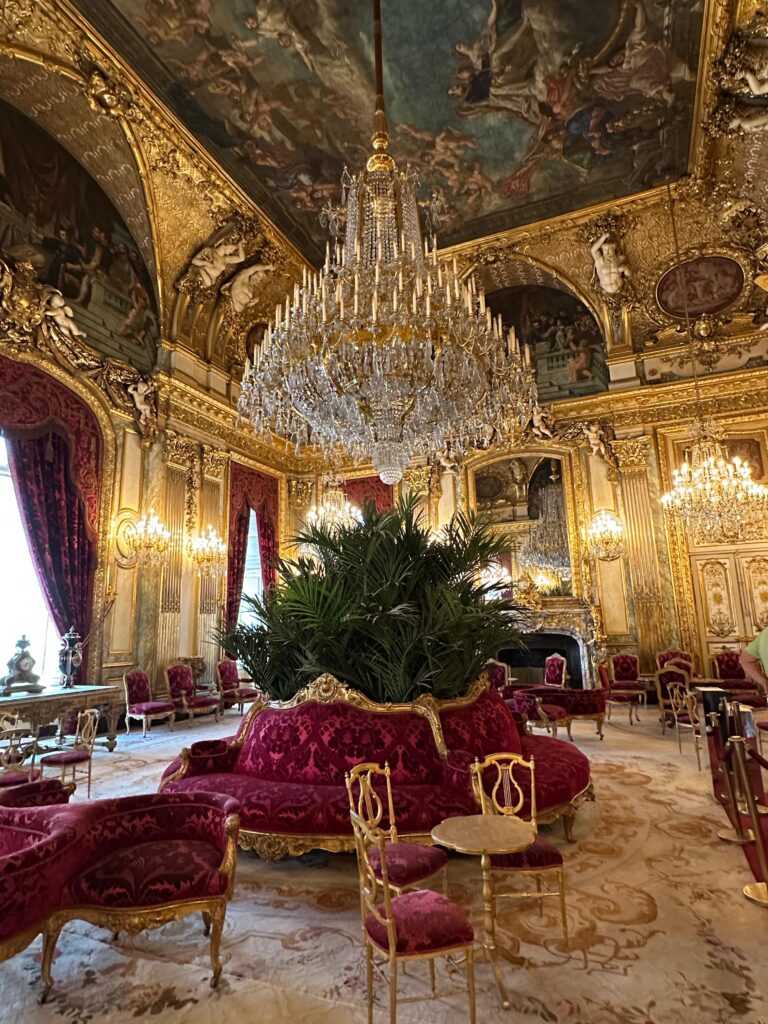 Apartamentele Napoleon III Luvru Paris, sală luxoasă cu candelabre, decor aurit și stil imperial francez