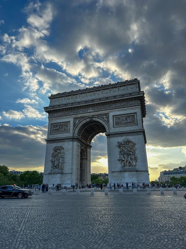 Arcul de Triumf din Paris, monument istoric iconic de pe Champs-Élysées și atracție turistică în Franța
