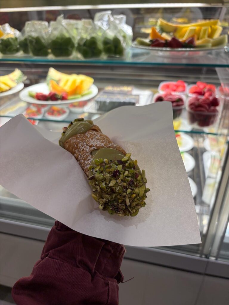 Cannolo, desert italian umplut cu fistic