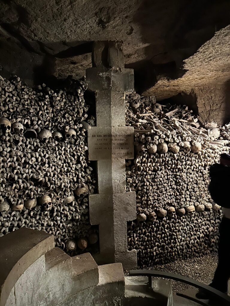 Osuarul catacombelor din Paris