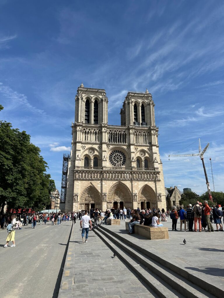 Catedrala Notre-Dame din Paris, simbol gotic iconic și atracție turistică pe malul Senei