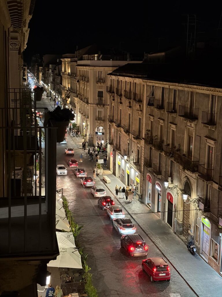 Cazare în Catania cu vedere la unul dintre străzile principale.