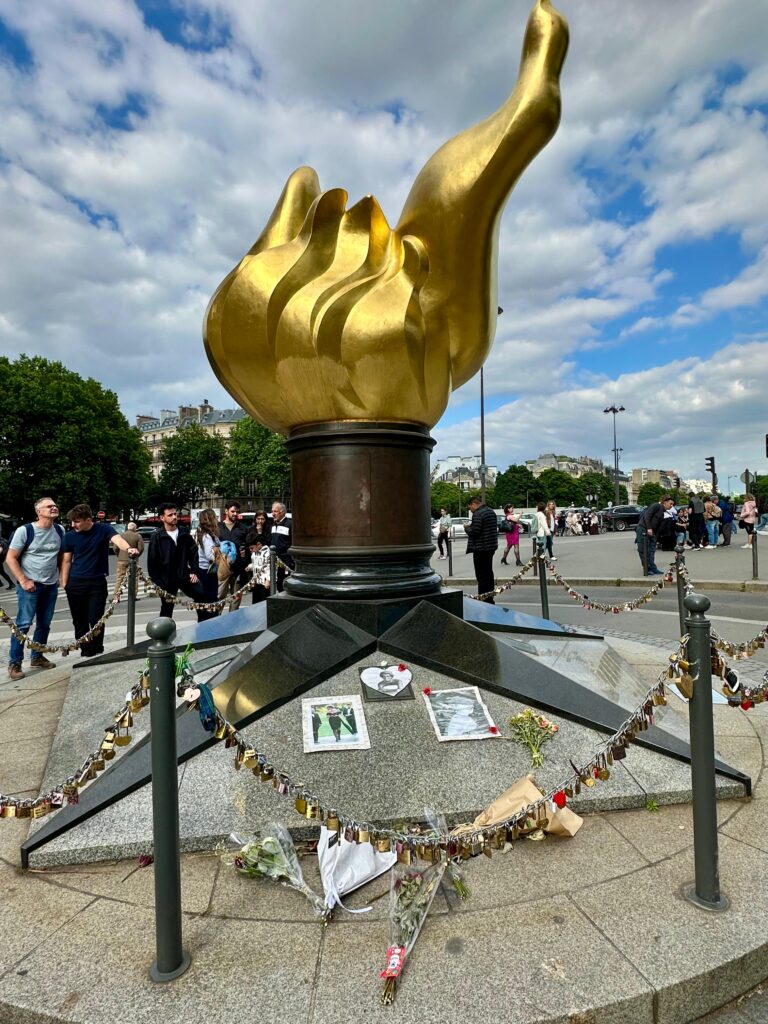 Memorialul Prințesei Diana din Paris acoperit cu fotografii și flori.