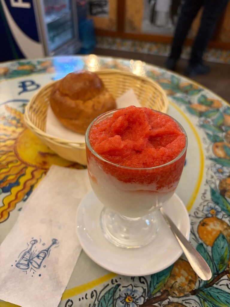 Granita, desert sicilian servit cu brioche