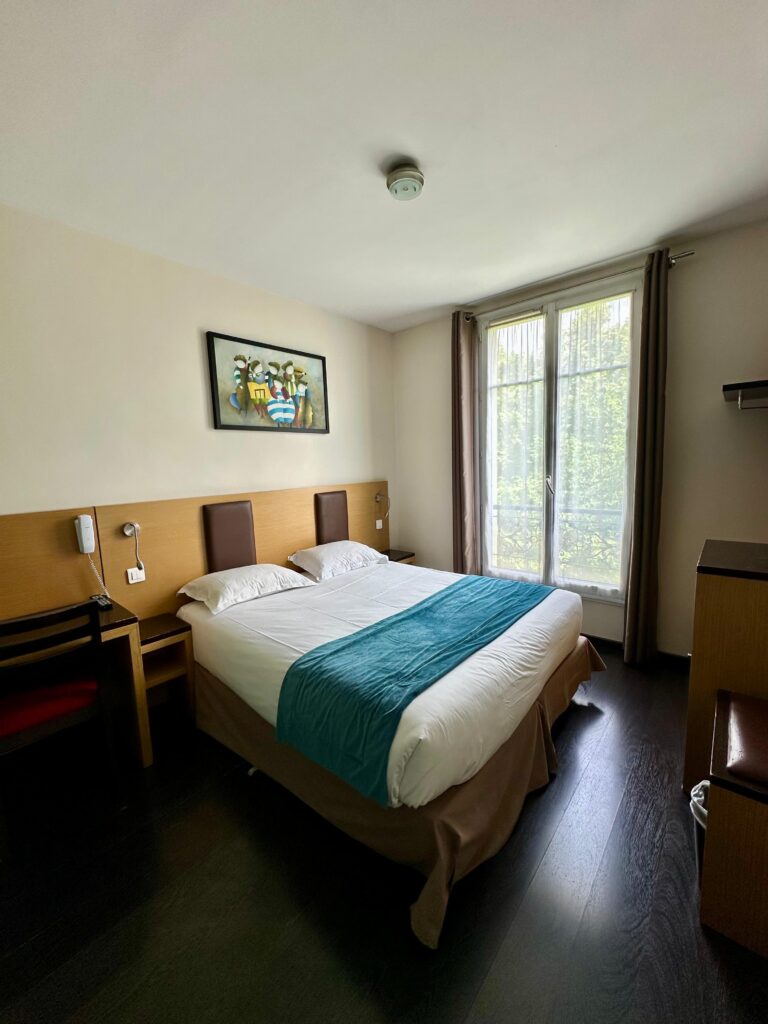 Hotelul Source din Paris este o opțiune bună de cazare, aproape de metrou, în arondismentul 17.
