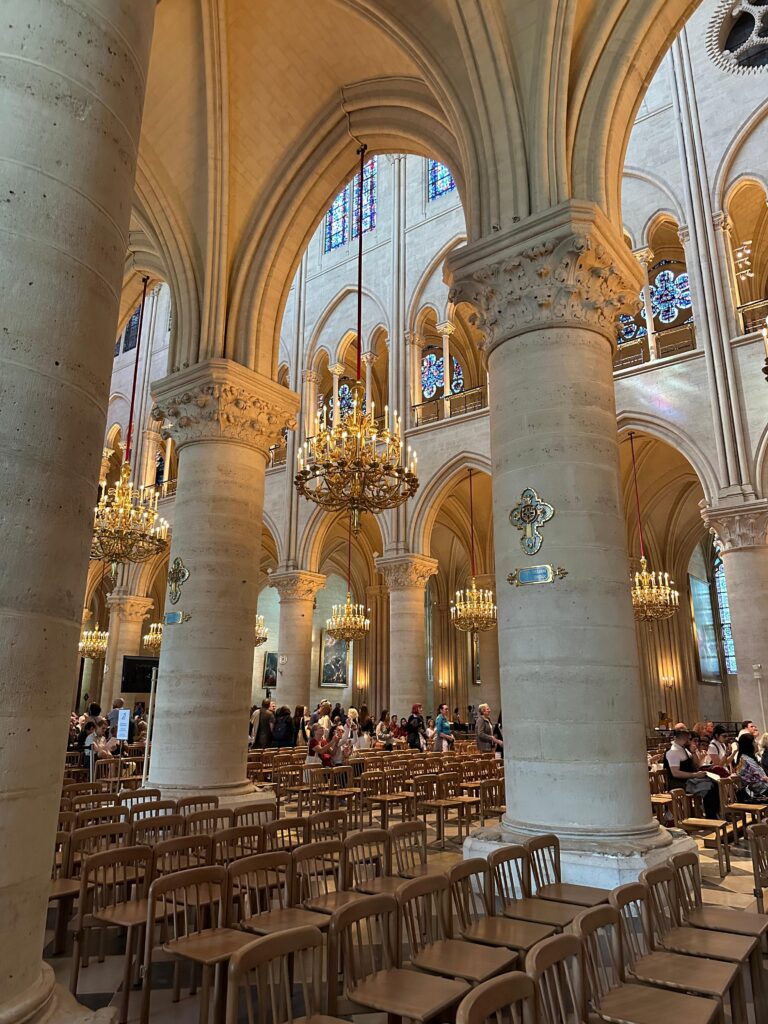 Interiorul Catedralei Notre Dame din Paris