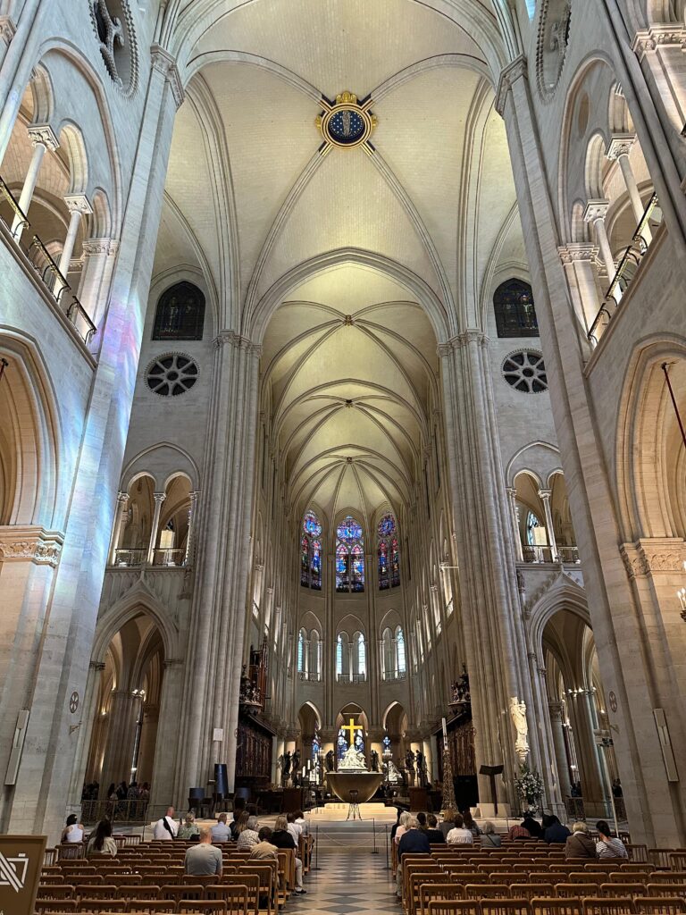 Interiorul Catedralei Notre Dame din Paris