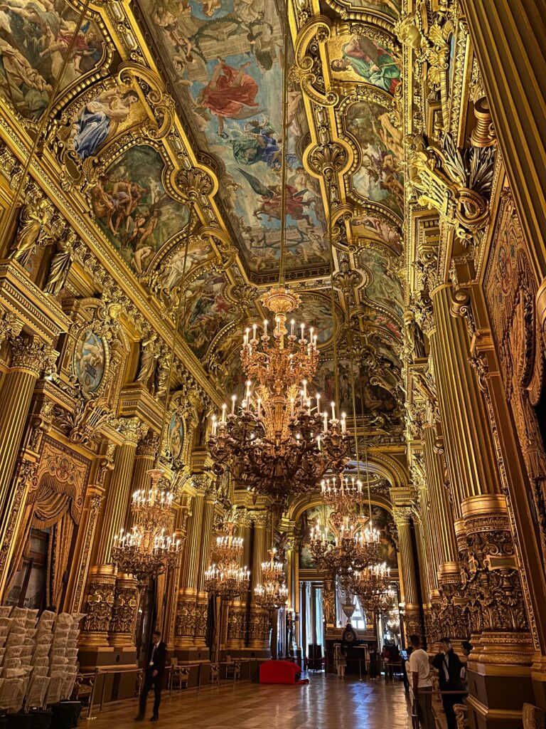 Marele Foaier Opéra Garnier Paris, galerie luxoasă cu oglinzi, candelabre și decor aurit spectaculos