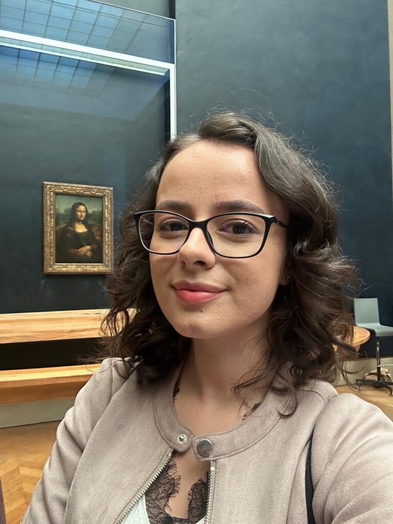 Selfie în fața Mona Lisa la Luvru, Paris, experiență turistică populară