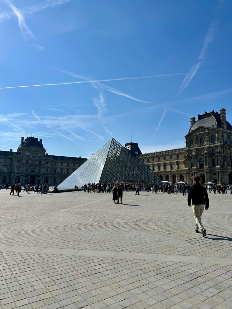 Piramida de la Luvru Paris, piramidă din sticlă modernă în curtea muzeului, atracție turistică iconică