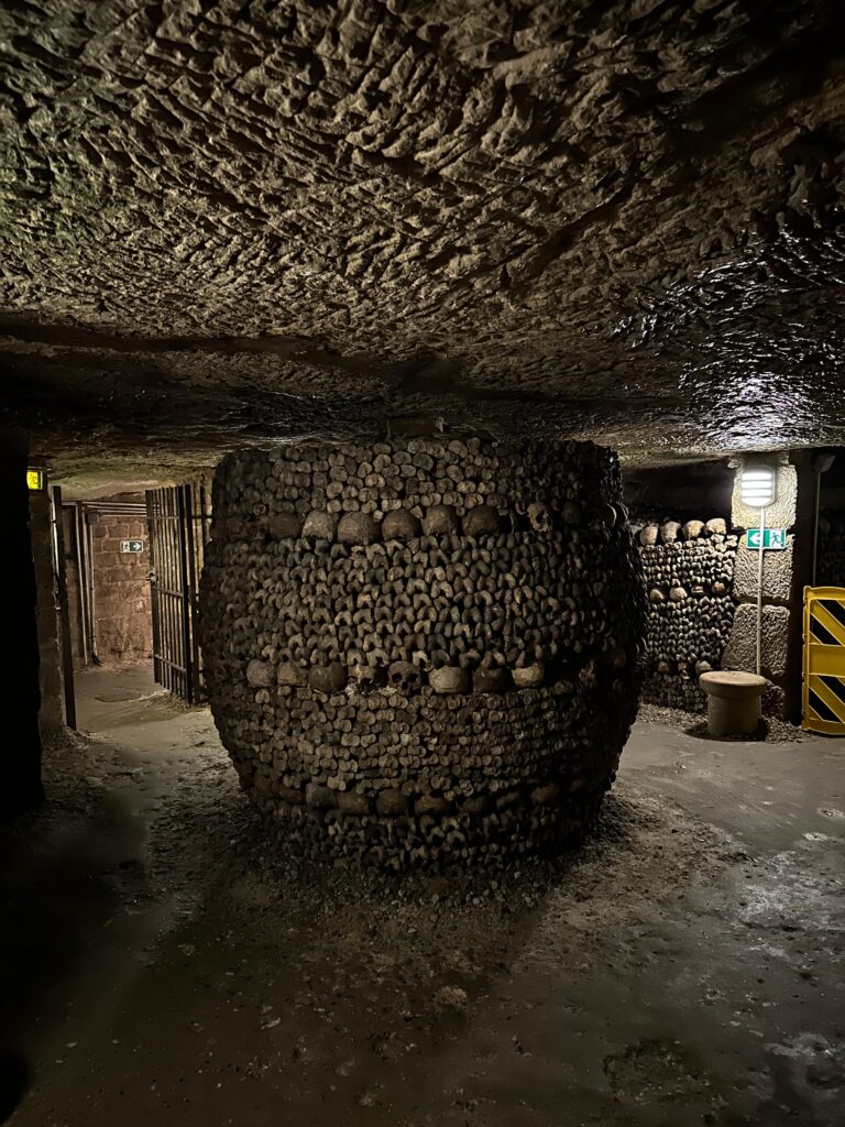 Tunelurile catacombelor din Paris
