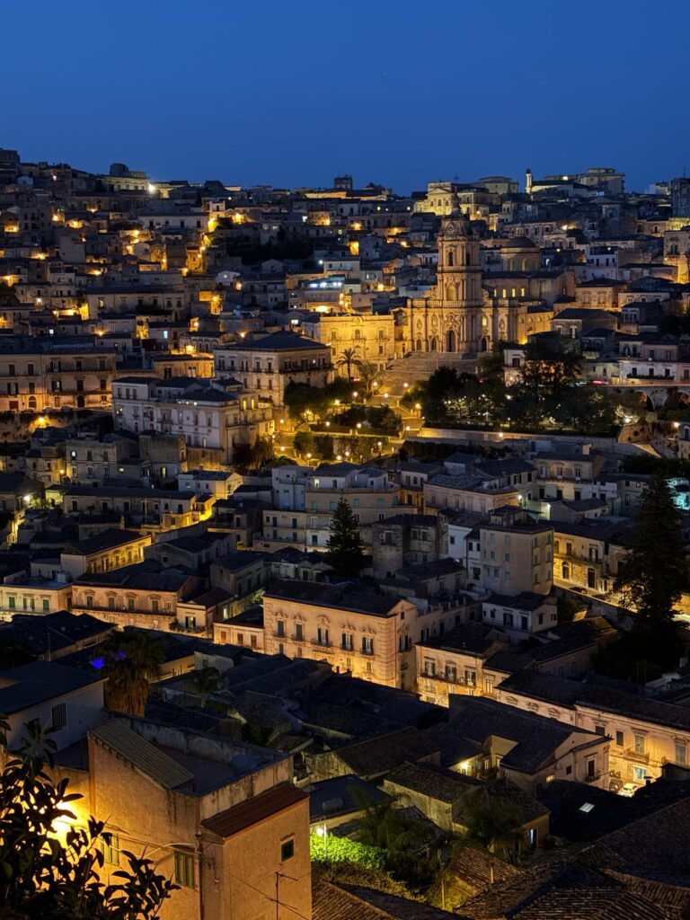 Priveliște asupra orașului Modica noaptea, cu catedrala San Giorgio în prim plan