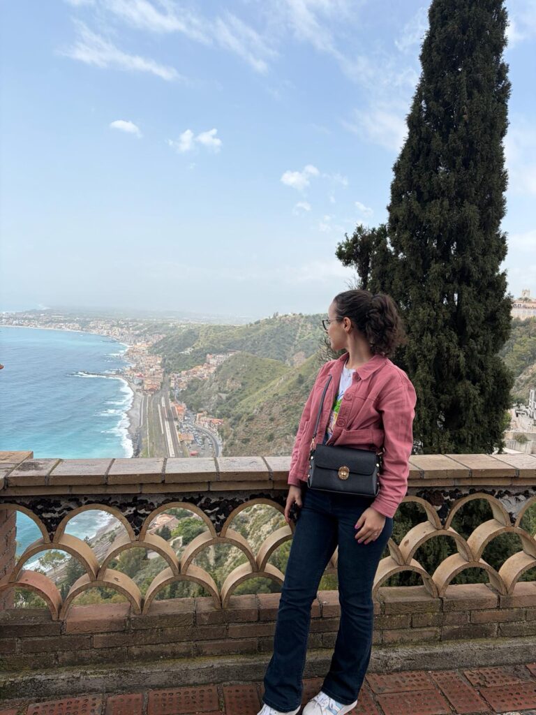 Priveliște asupra orașului Taormina văzută din Villa Comunale