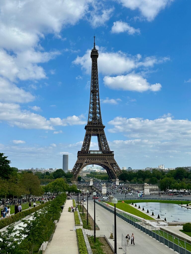 Turnul Eiffel văzut din Piața Trocadero.