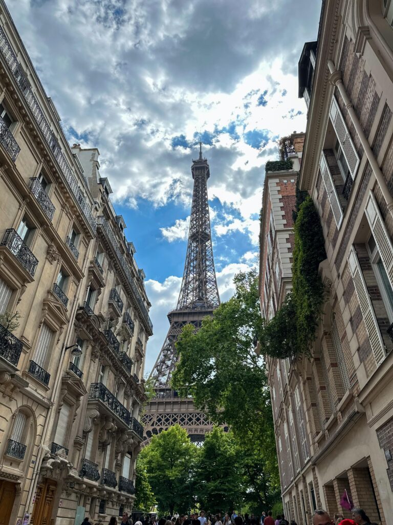 Turnul Eiffel văzut de pe Rue de l'Université.
