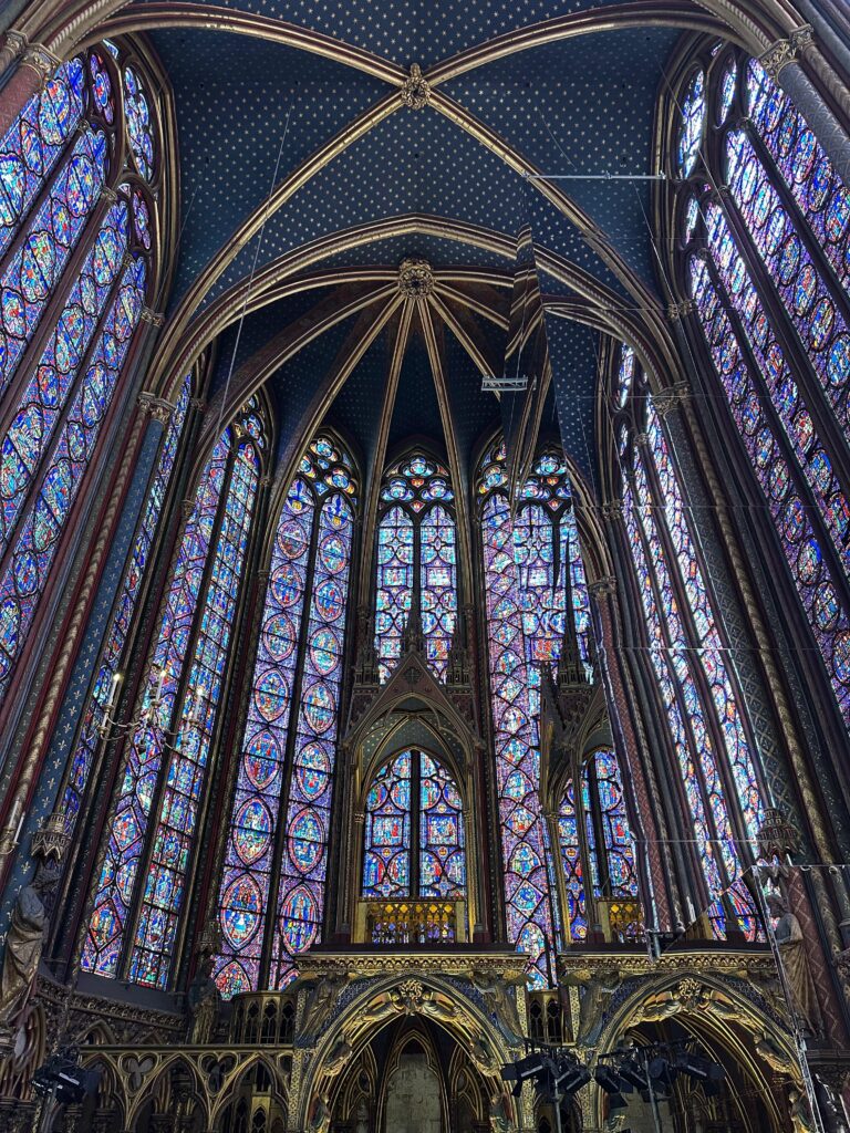 Sainte-Chapelle Paris, capelă gotică cu vitralii spectaculoase și lumină colorată impresionantă