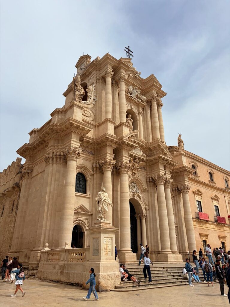 Catedrala din Siracuza, construită pe un templu grec din Antichitate