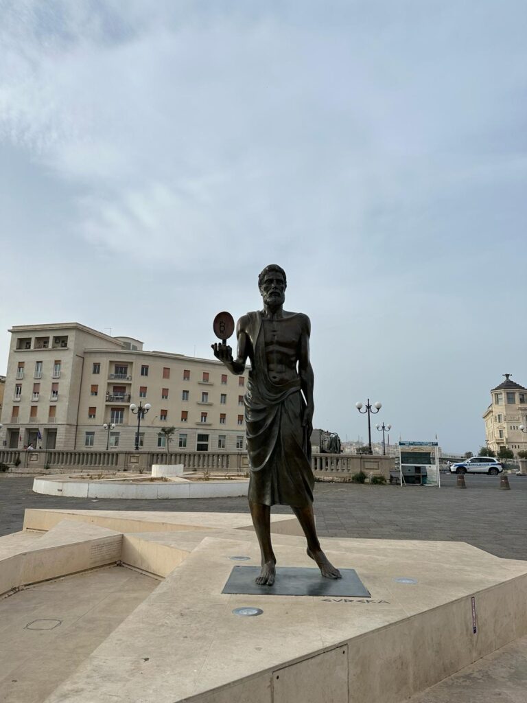 Statuia lui Arhimede, un simbol important al orașului Siracusa