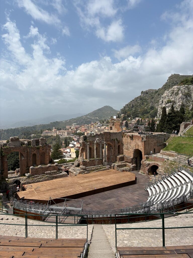 Teatro Antico din Taormina, cu Etna ascuns între nori