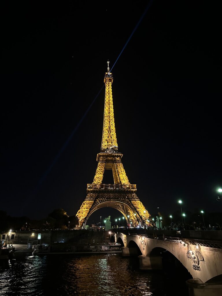 Turnul Eiffel luminat noaptea, văzut din Piața Trocadero.