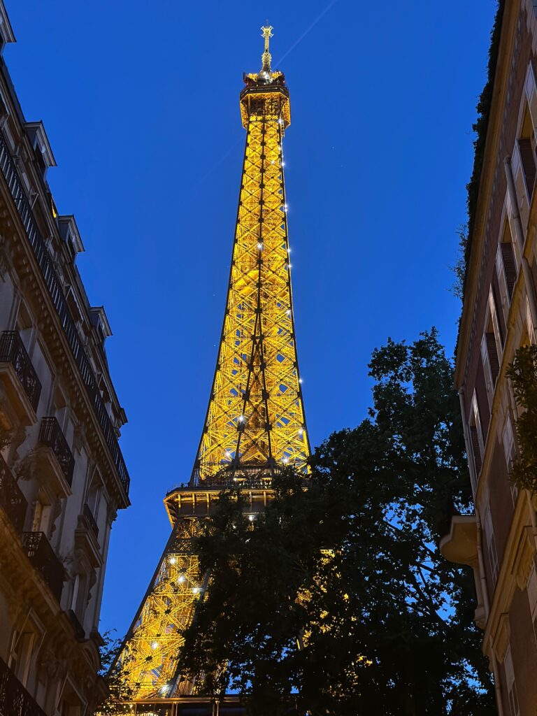 Turnul Eiffel strălucind noaptea în Paris, iluminare spectaculoasă și simbol iconic al Franței