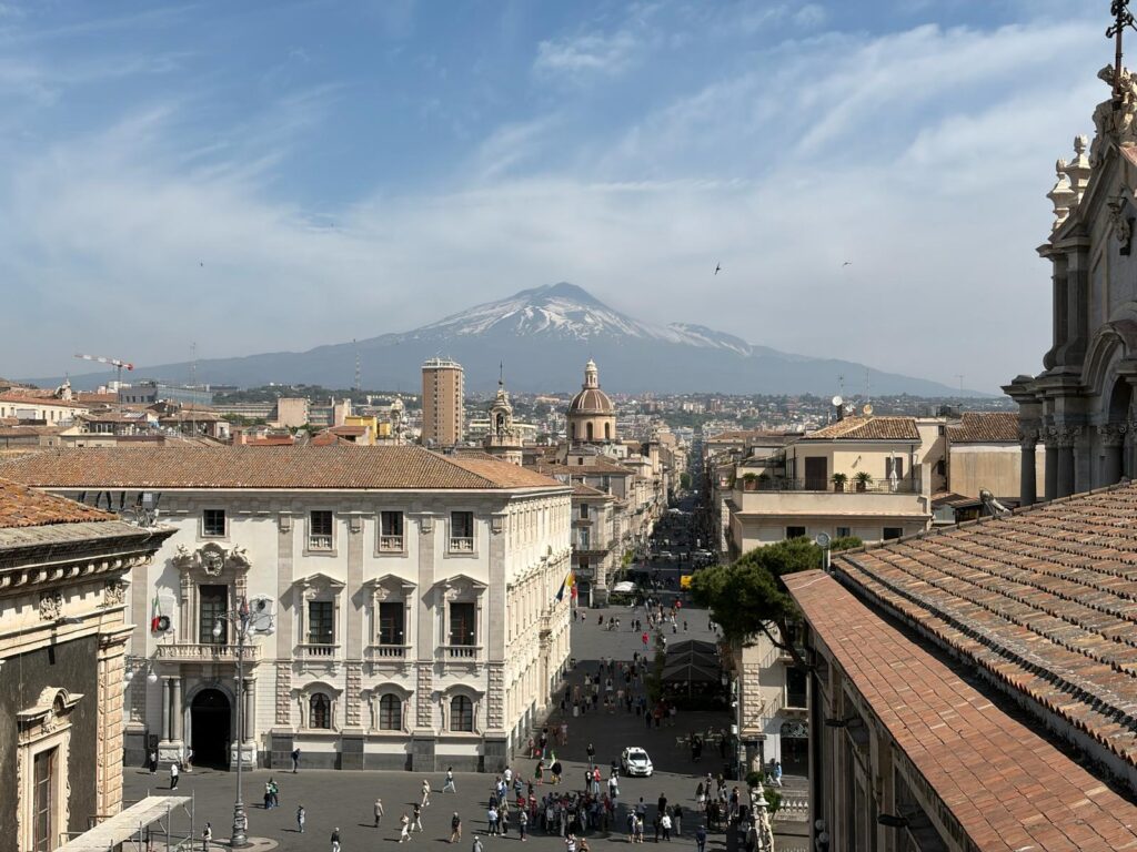 Vulcanul Etna văzut din centrul orașului Catania